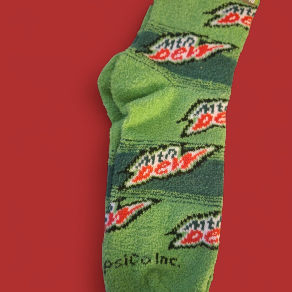 (1) Womens  Green Patterned Mtn Dew Casual Socks Shoe Size 5-10 - Picture 3 of 3